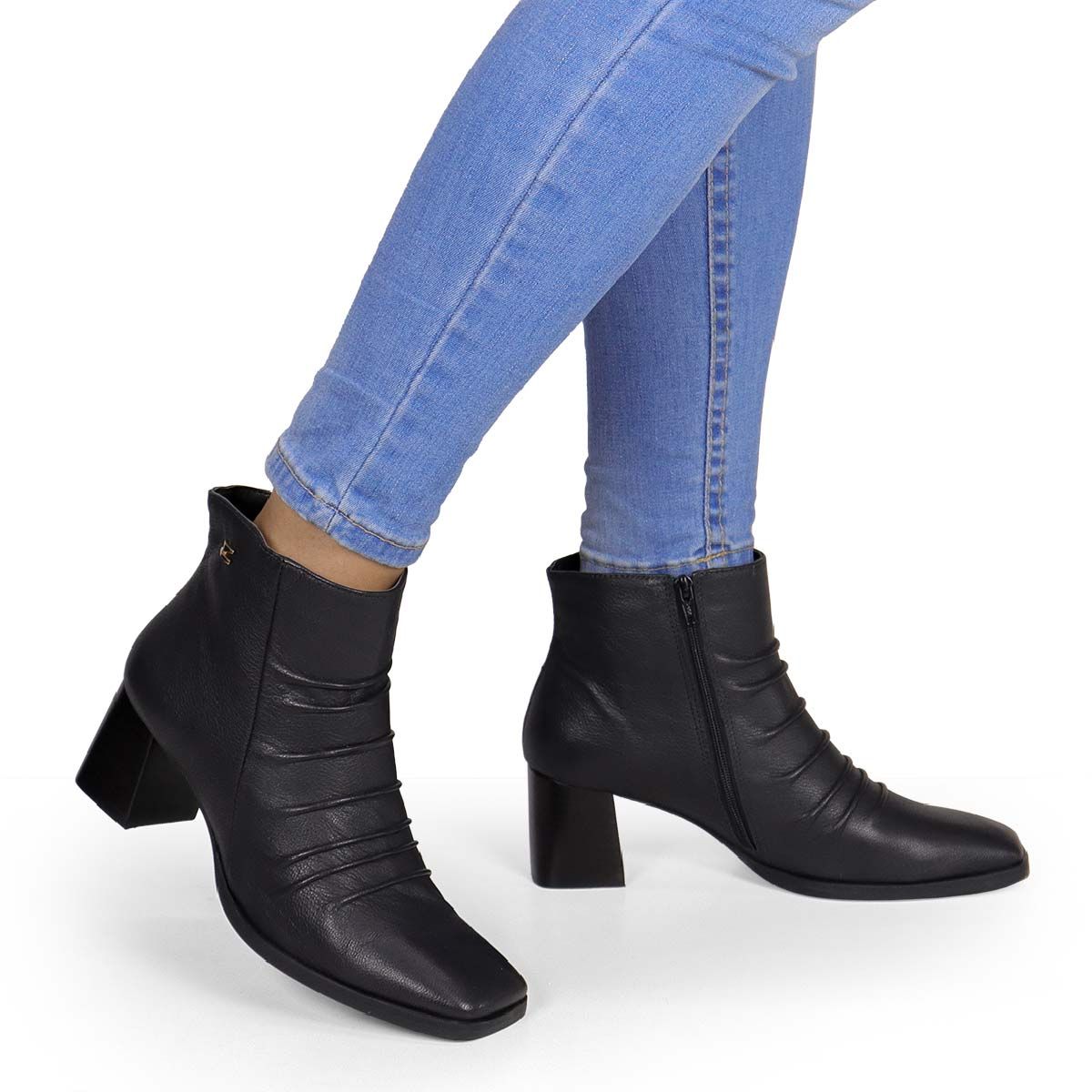 Bota Bico Quadrado Detalhe em Rugas Dina Mirtz | Melania Benett